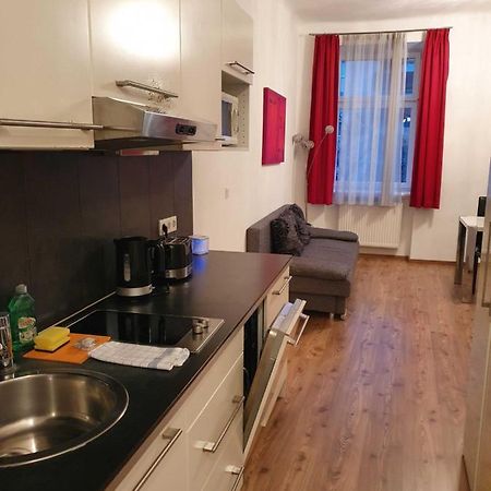 Vibrant Red Apartment I Contactless Check-In ウィーン エクステリア 写真