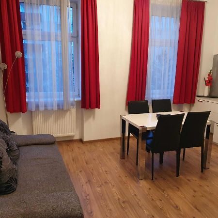 Vibrant Red Apartment I Contactless Check-In ウィーン エクステリア 写真