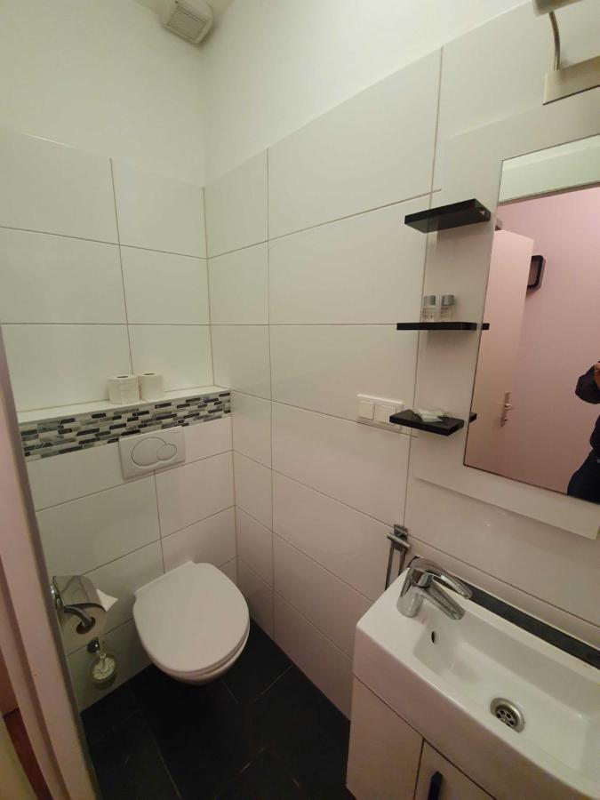 Vibrant Red Apartment I Contactless Check-In ウィーン エクステリア 写真